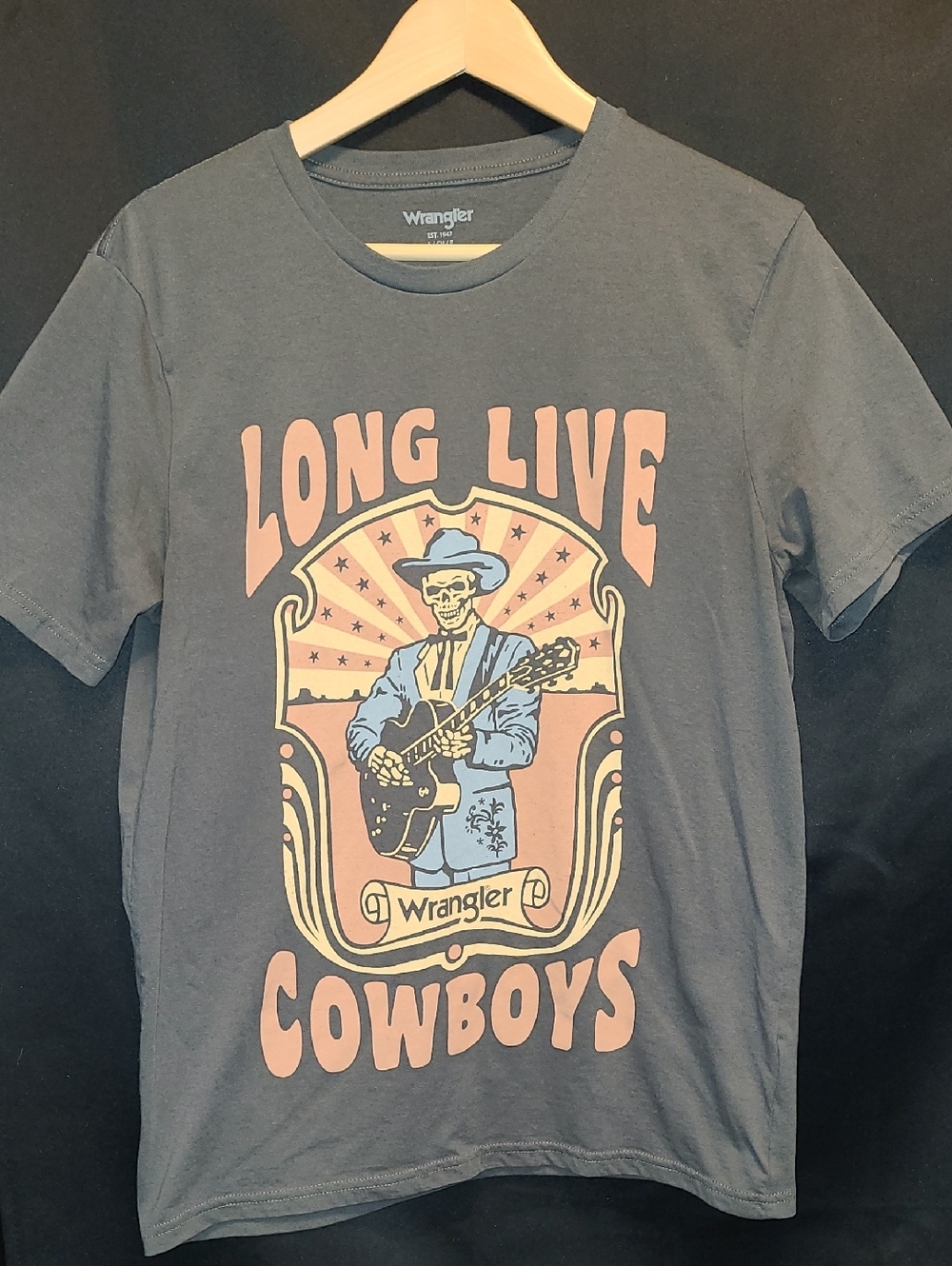 Wrangler Grey Graphic Tee with Pink and Cream Print Size Small Like New.